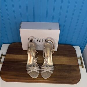 NWT Dream Pairs Glittering Gold Heels Size 6-1/2